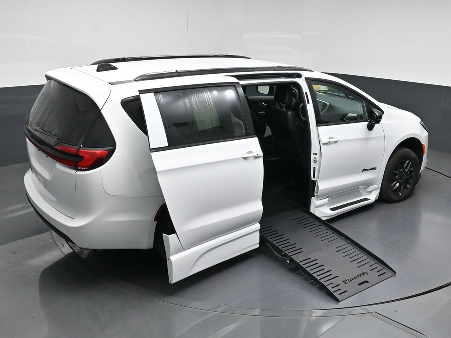 New 2027 Chrysler Pacifica Select Sport