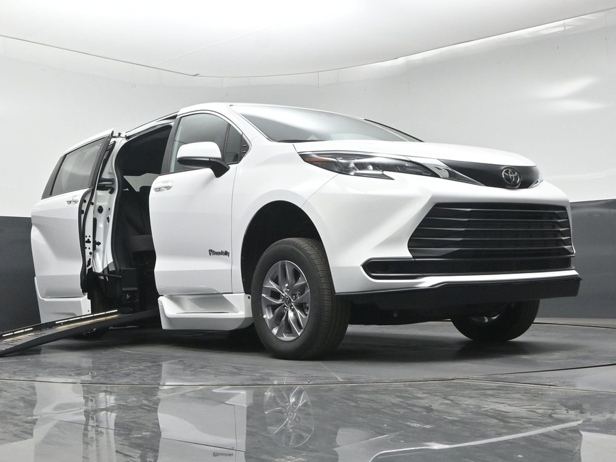 New 2026 Toyota Sienna LE