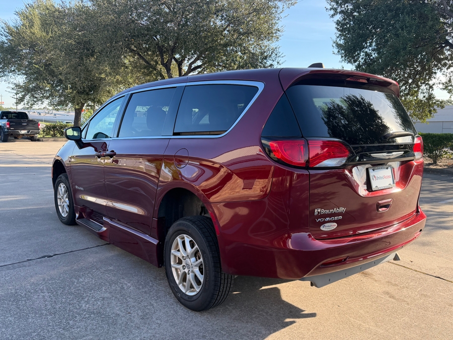 PRE OWNED 2023 Chrysler Voyager LX