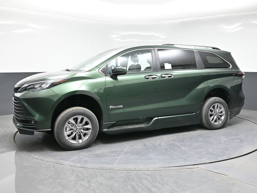 New 2026 Toyota Sienna XLE Base