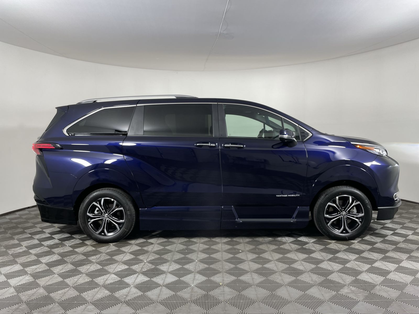 2025 Toyota Sienna Platinum - Photo 25
