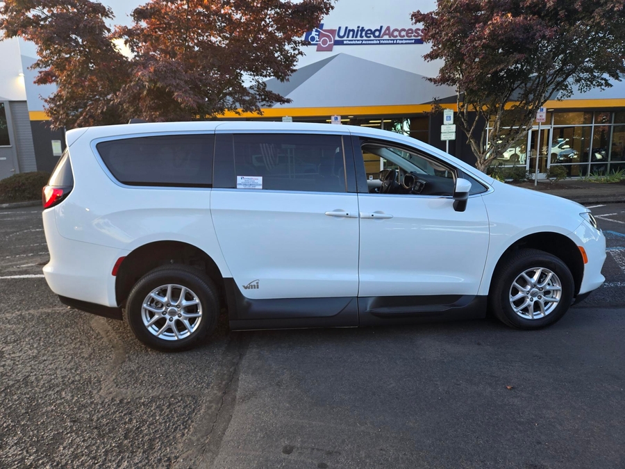 PRE OWNED 2022 Chrysler Voyager LX