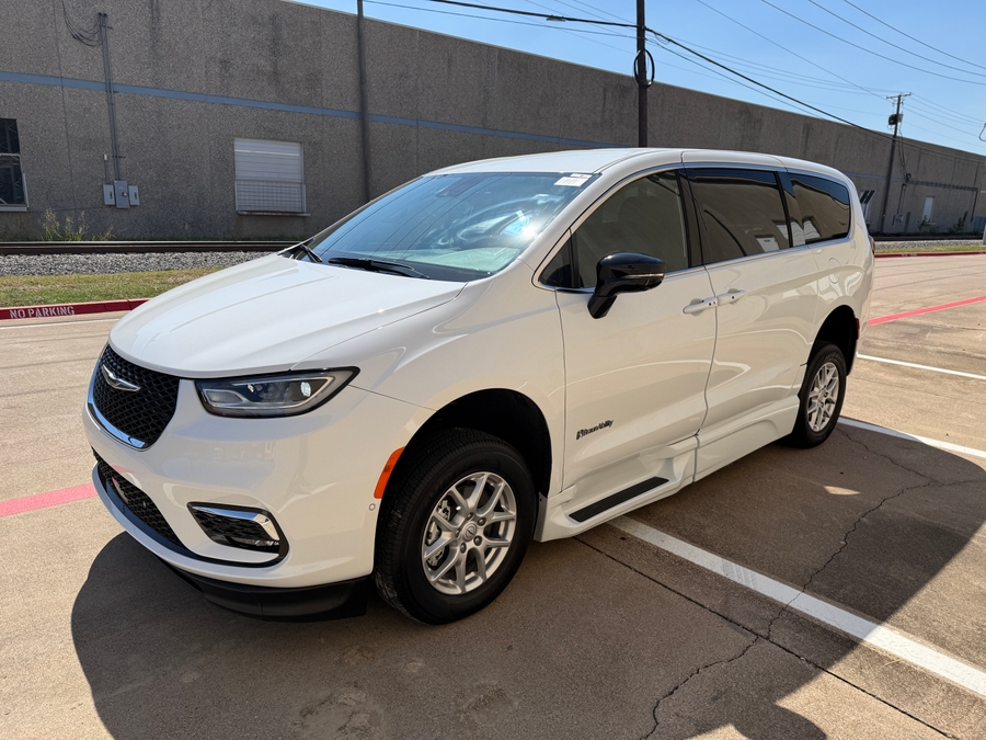PRE OWNED 2025 Chrysler Pacifica Select Safety