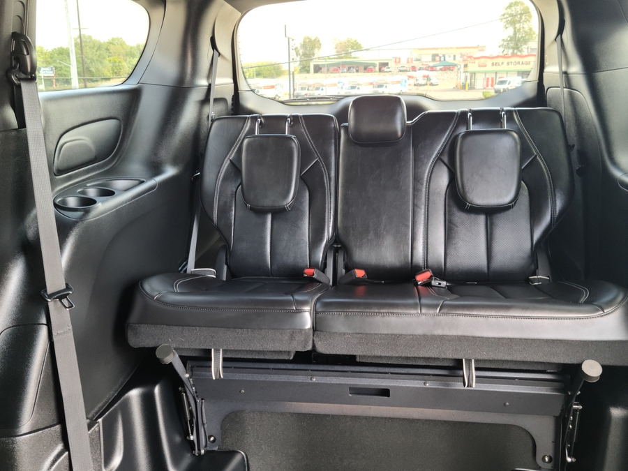 PRE OWNED 2025 Chrysler Voyager LX