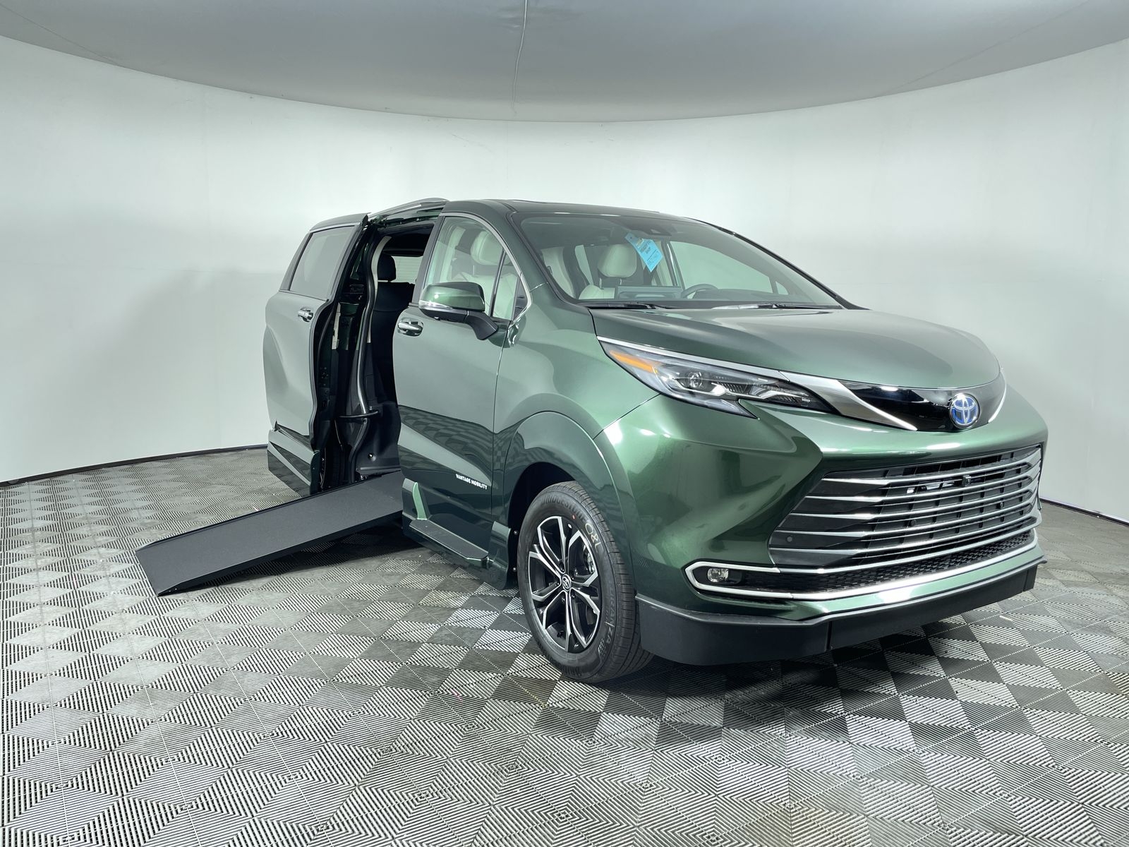 2025 Toyota Sienna Platinum's photo