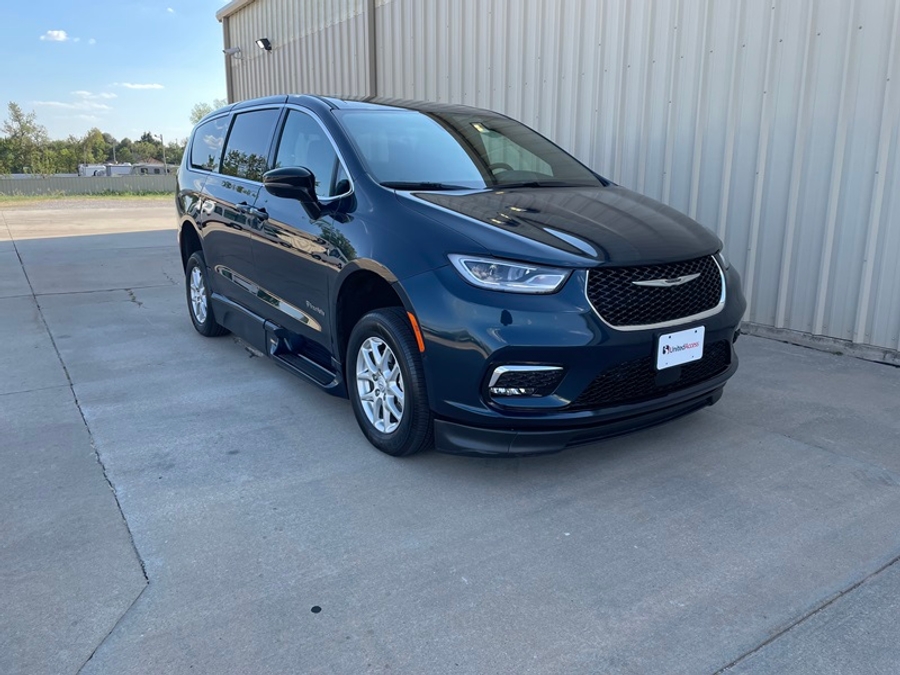 PRE OWNED 2025 Chrysler Pacifica Select