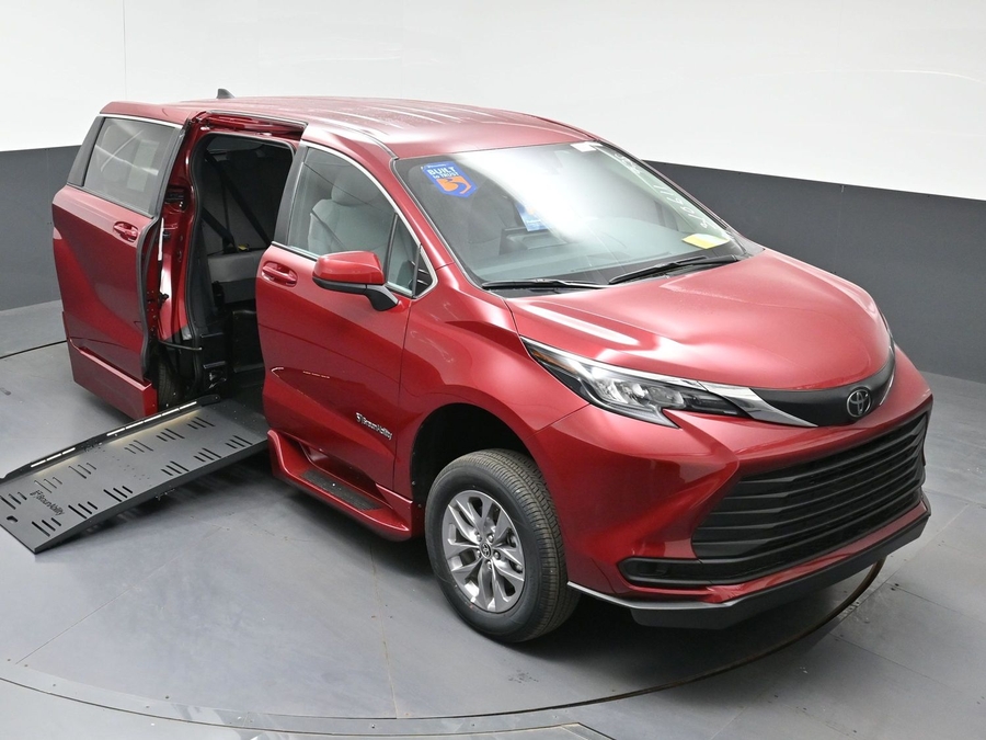 New 2026 Toyota Sienna LE