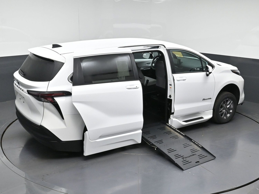 New 2026 Toyota Sienna LE