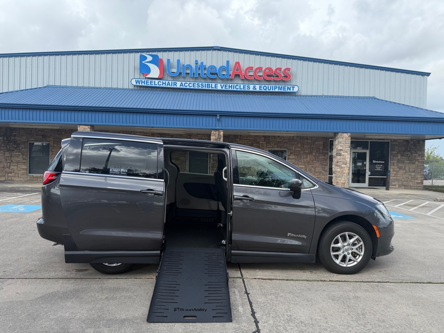 PRE OWNED 2023 Chrysler Voyager LX