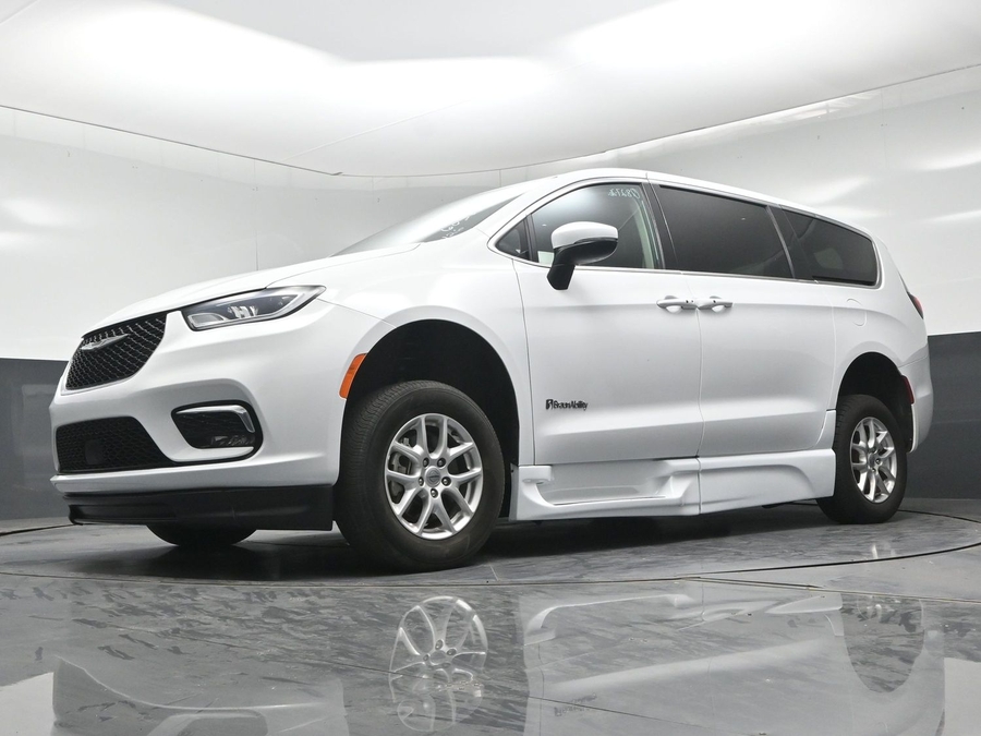 PRE OWNED 2023 Chrysler Pacifica Touring L