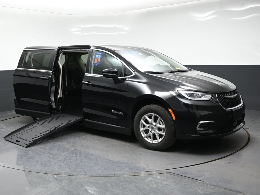 CERTIFIED PRE-OWNED 2024 Chrysler Pacifica Touring L