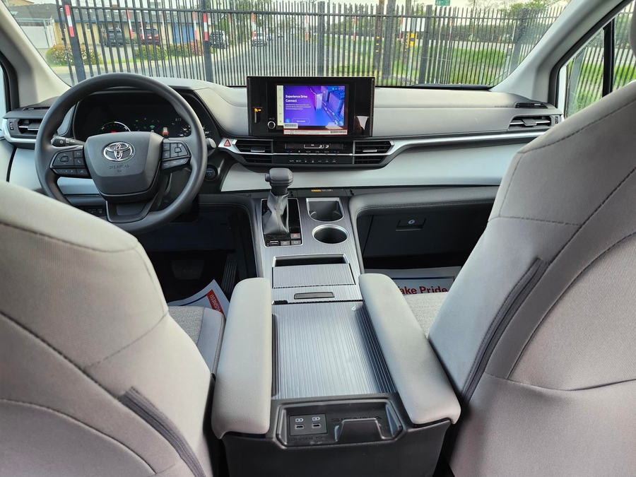 New 2026 Toyota Sienna LE W 3RD ROW