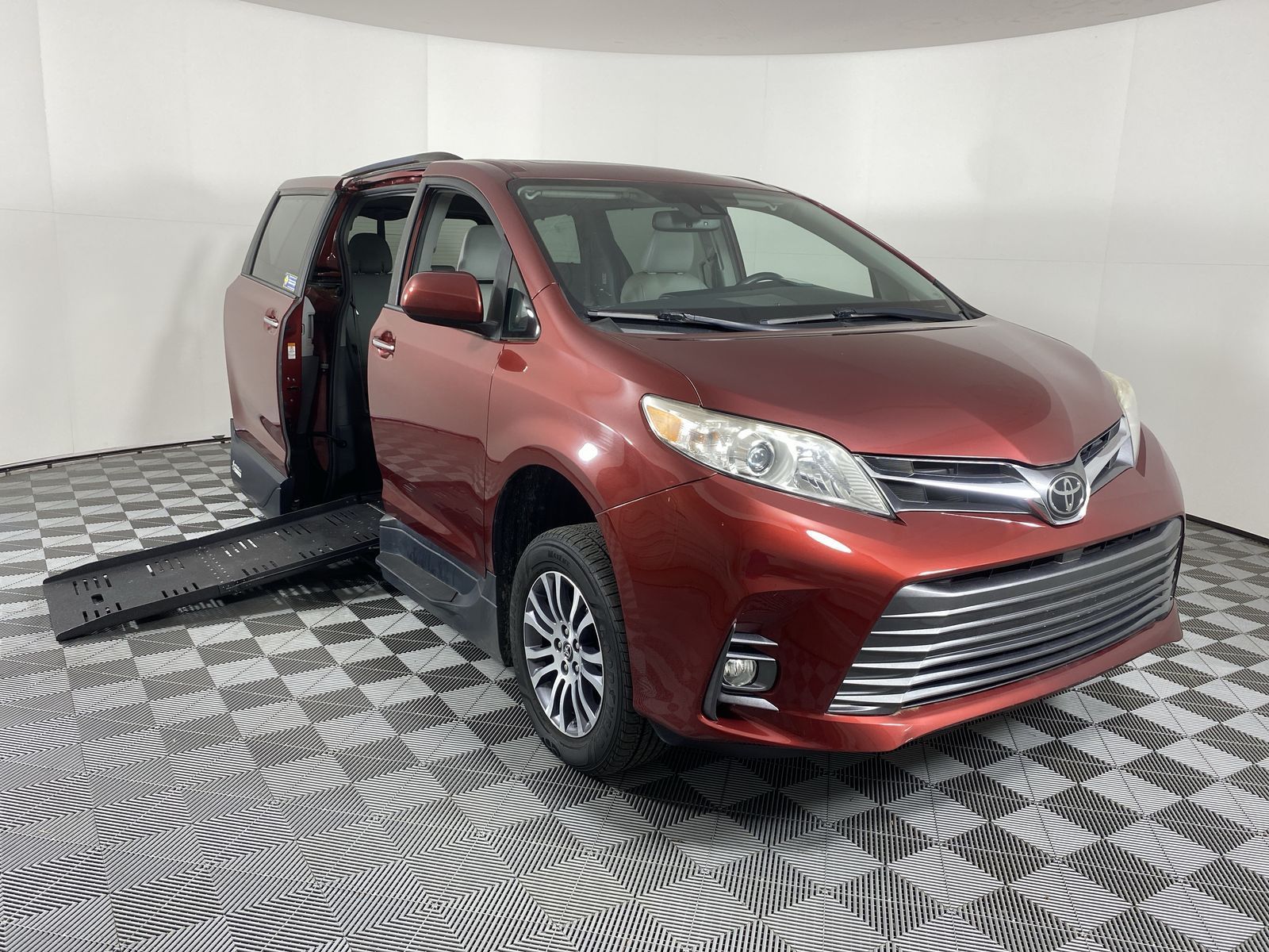 2019 Toyota Sienna XLE's photo