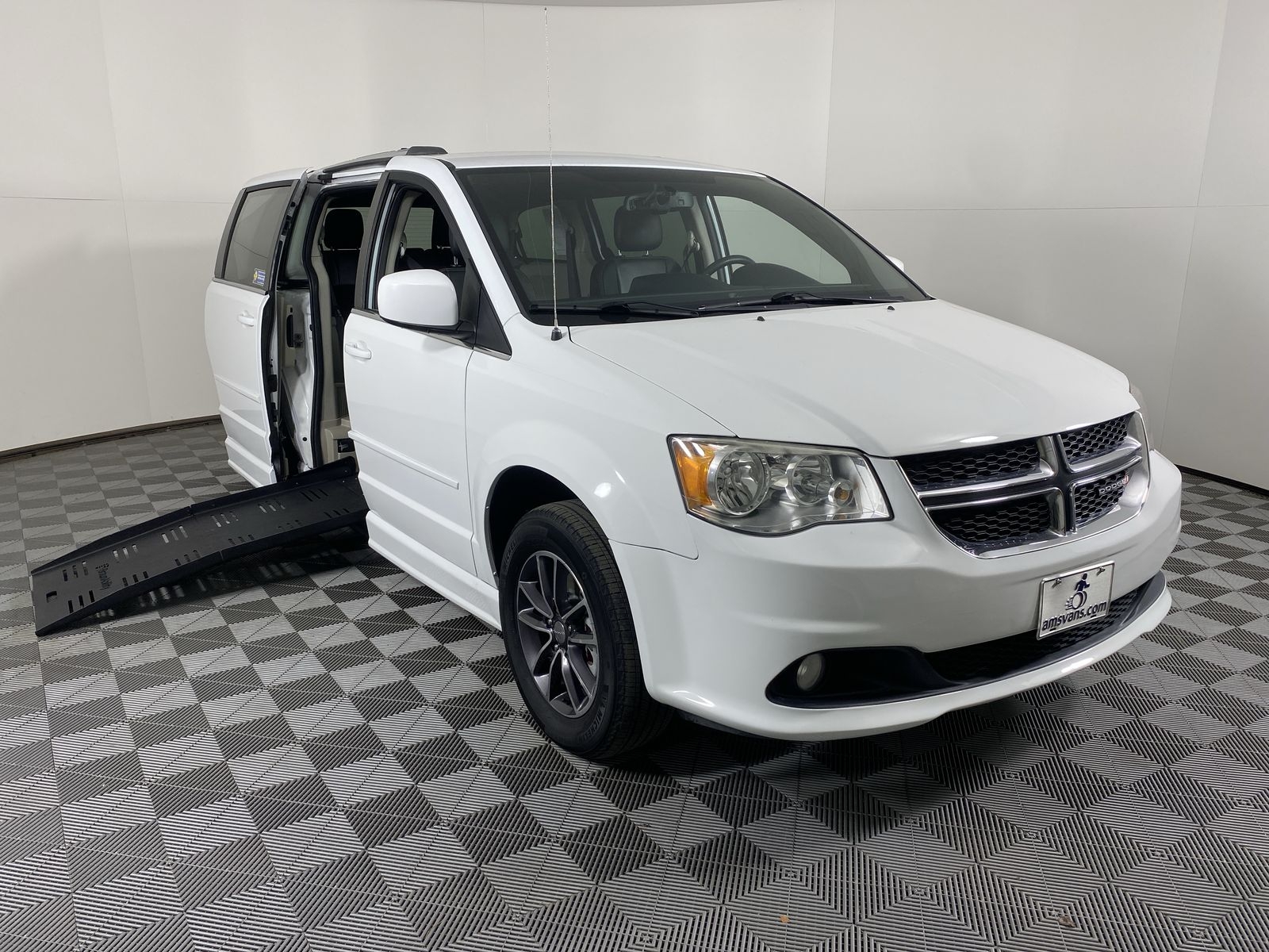 2017 Dodge Grand Caravan SXT's photo