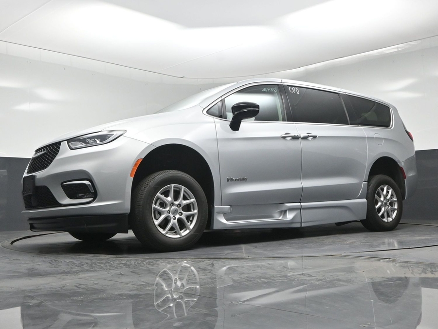 CERTIFIED PRE-OWNED 2024 Chrysler Pacifica Touring L