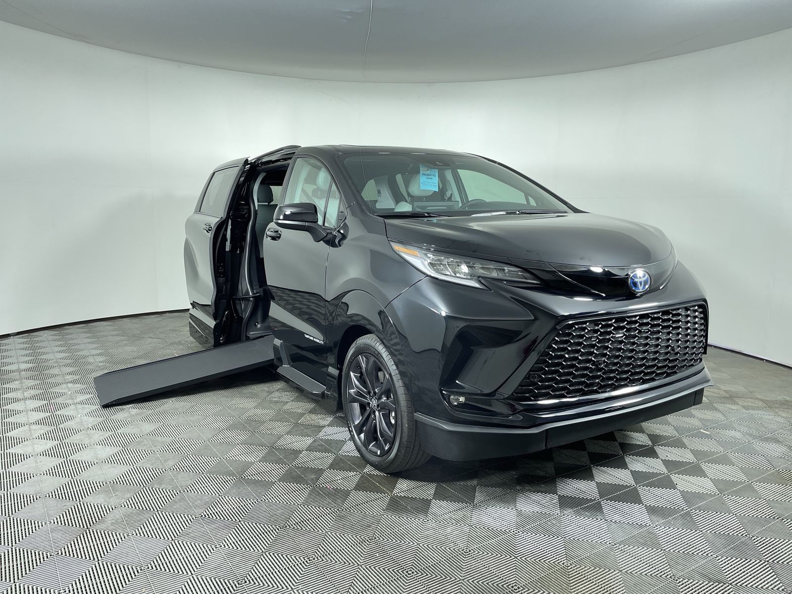 2025 Toyota Sienna XSE's photo