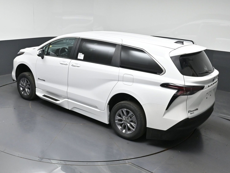 New 2026 Toyota Sienna LE