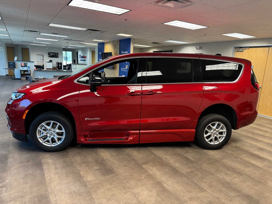 PRE OWNED 2025 Chrysler Pacifica Select