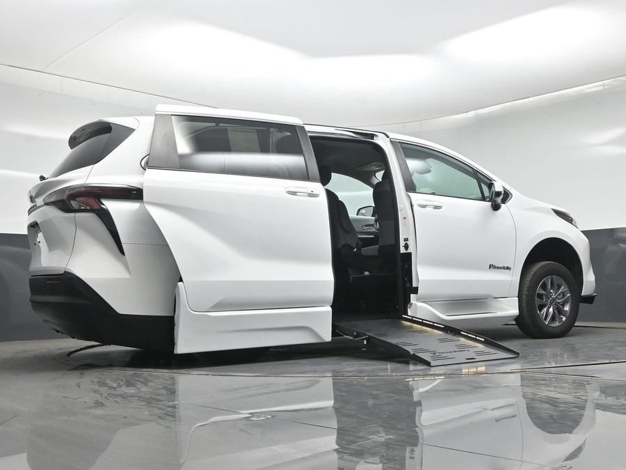 New 2026 Toyota Sienna LE
