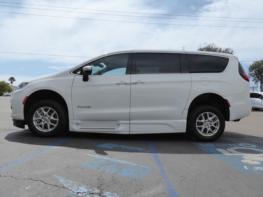 PRE OWNED 2023 Chrysler Pacifica Touring L