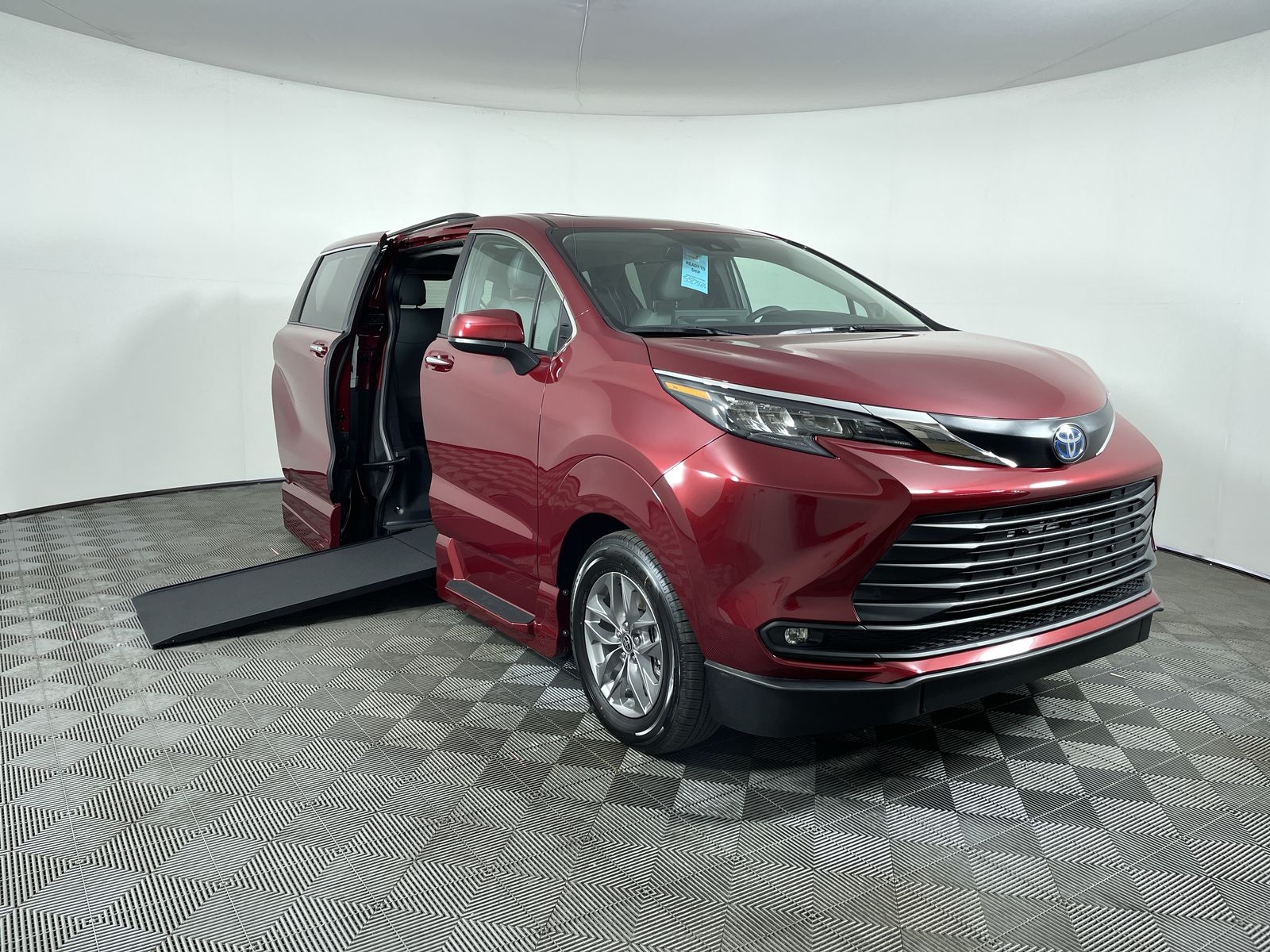 2025 Toyota Sienna XLE's photo