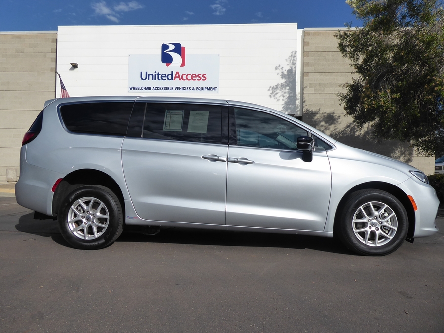 PRE OWNED 2024 Chrysler Pacifica Touring