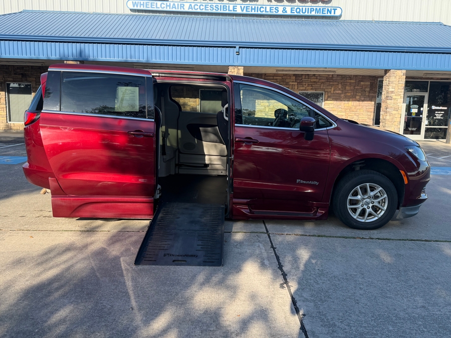 PRE OWNED 2023 Chrysler Voyager LX