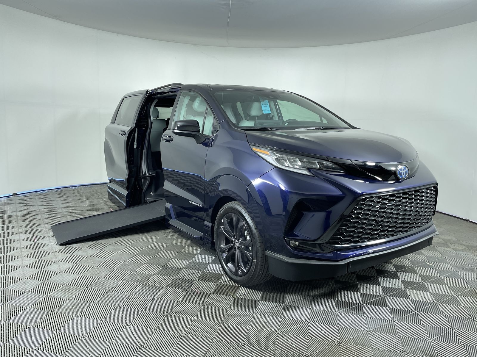 2025 Toyota Sienna XSE's photo