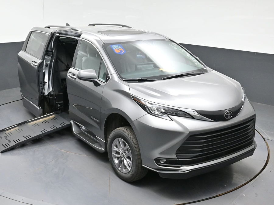 New 2026 Toyota Sienna XLE Base