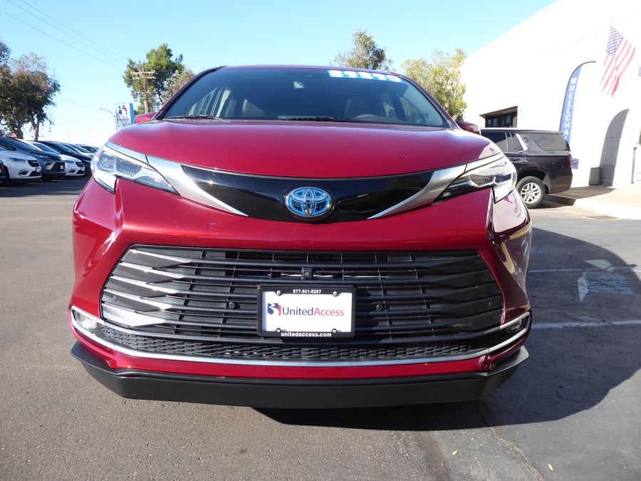 PRE OWNED 2024 Toyota Sienna Platinum