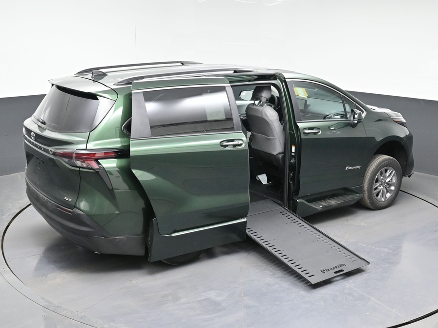 New 2026 Toyota Sienna XLE Base