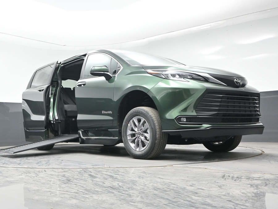 New 2026 Toyota Sienna XLE Base