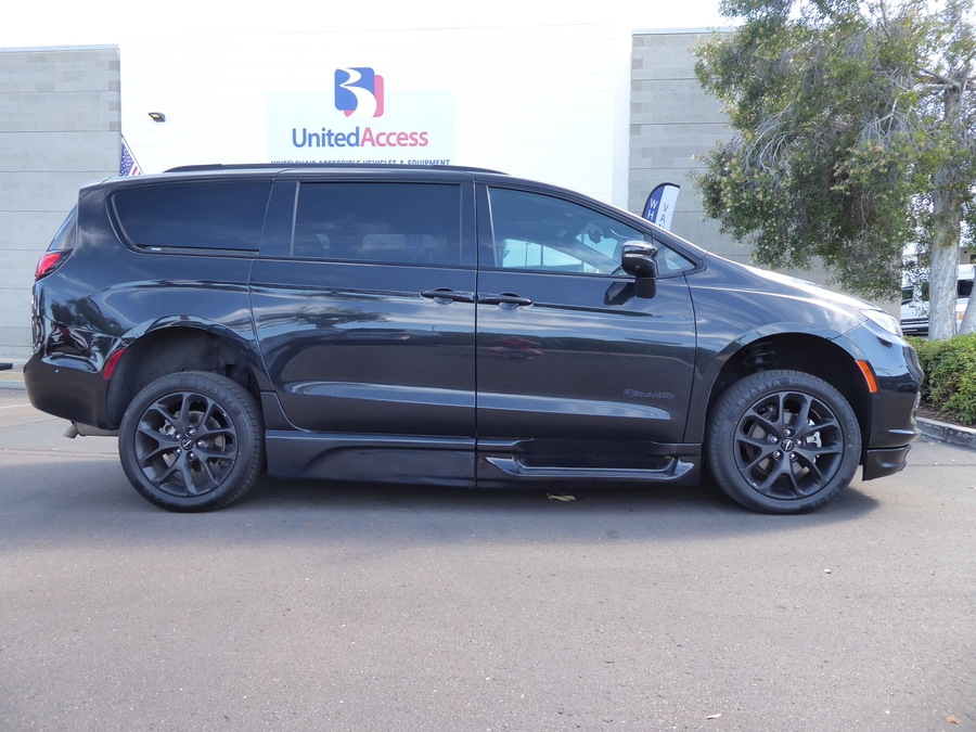 PRE OWNED 2023 Chrysler Pacifica Touring L