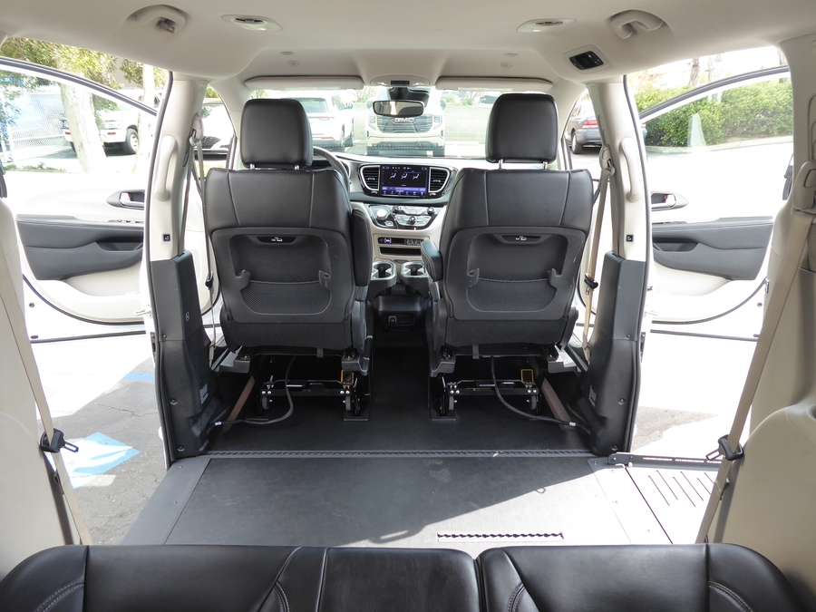 PRE OWNED 2023 Chrysler Pacifica Touring L