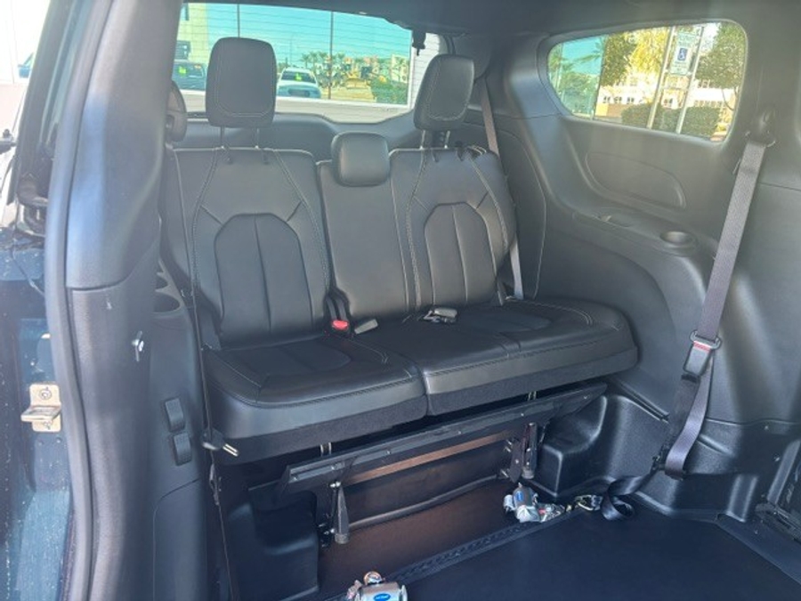 PRE OWNED 2025 Chrysler Pacifica Select