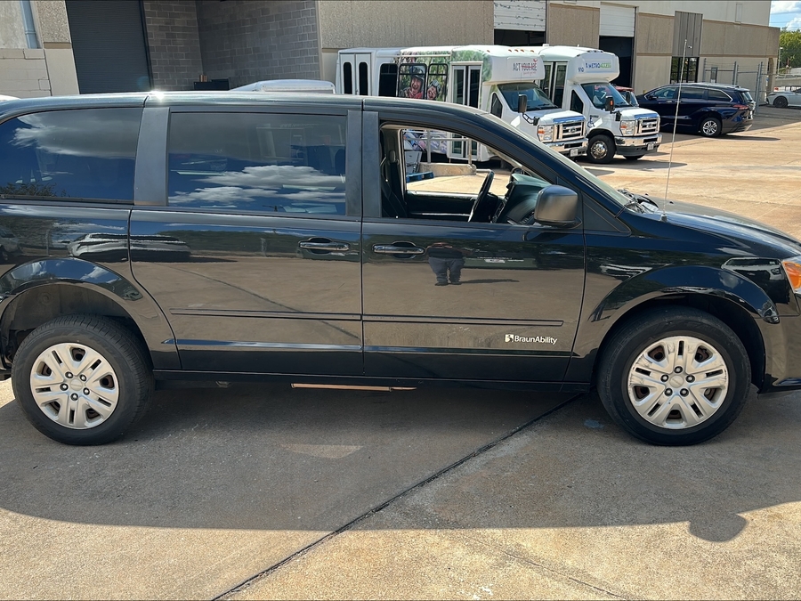 PRE OWNED 2017 Dodge Grand Caravan SE