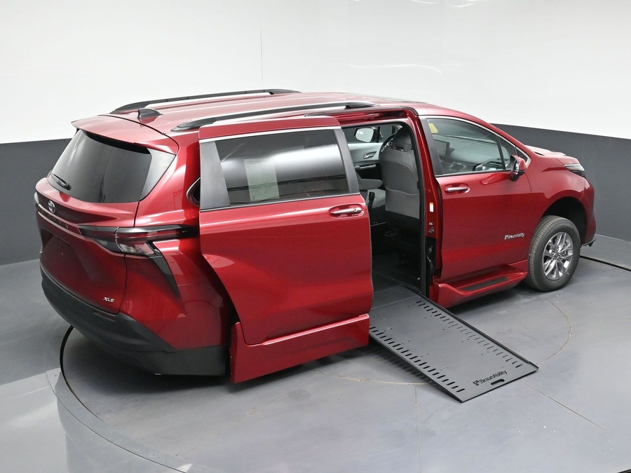 New 2026 Toyota Sienna XLE Base