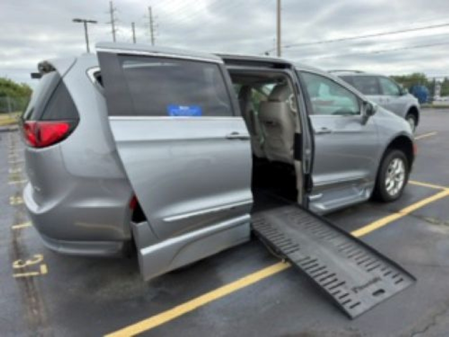 PRE OWNED 2020 Chrysler Pacifica Limited
