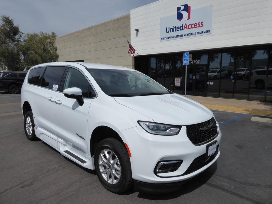 PRE OWNED 2023 Chrysler Pacifica Touring L