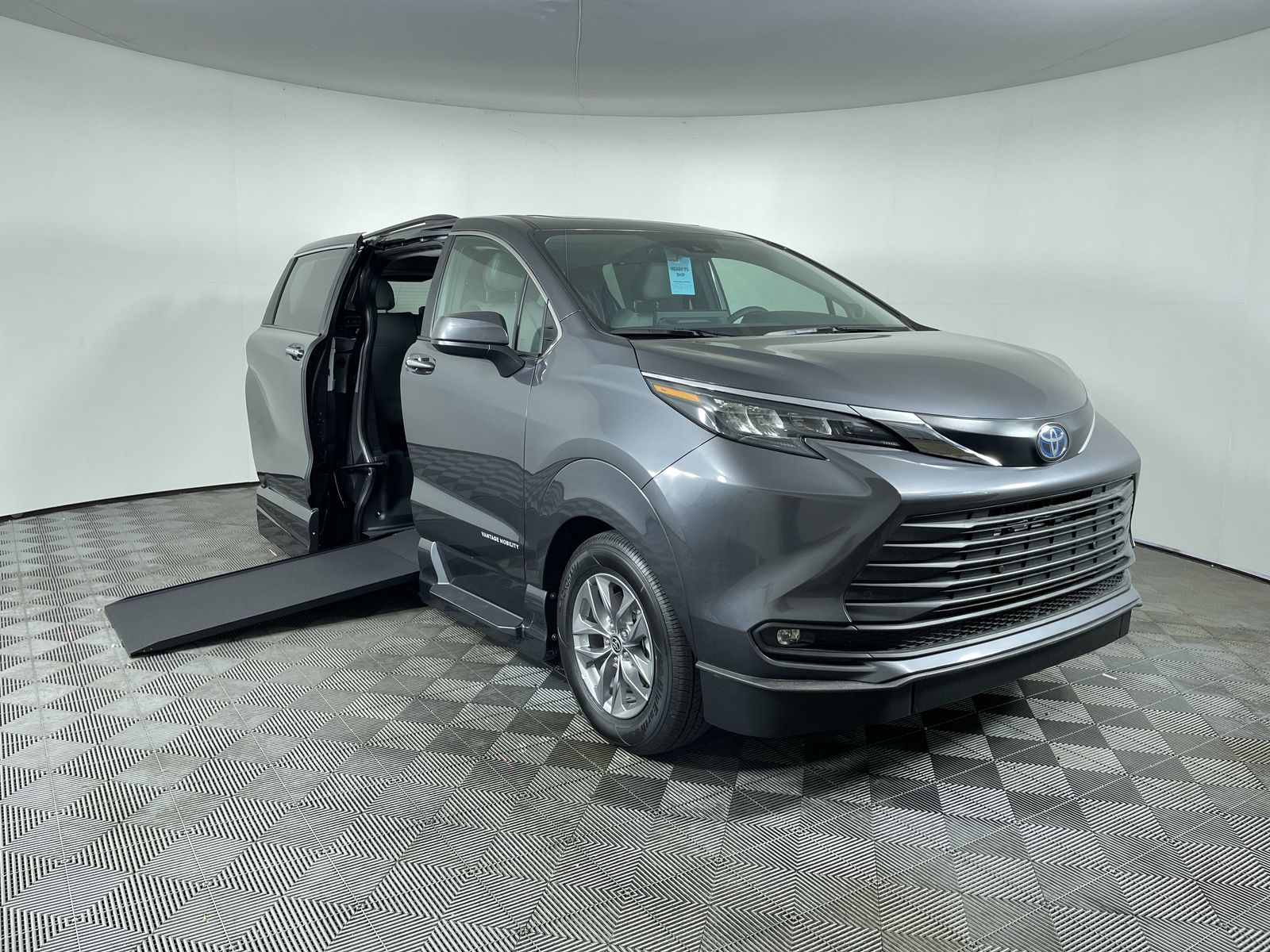 2025 Toyota Sienna XLE's photo
