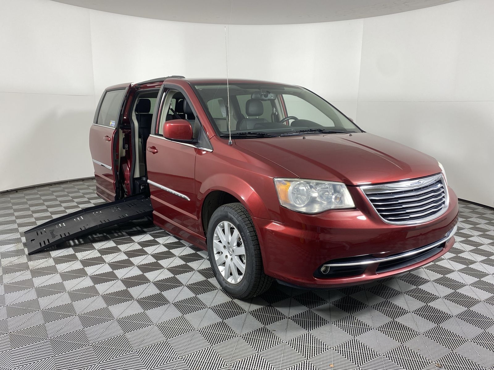2014 Chrysler Town & Country Touring's photo
