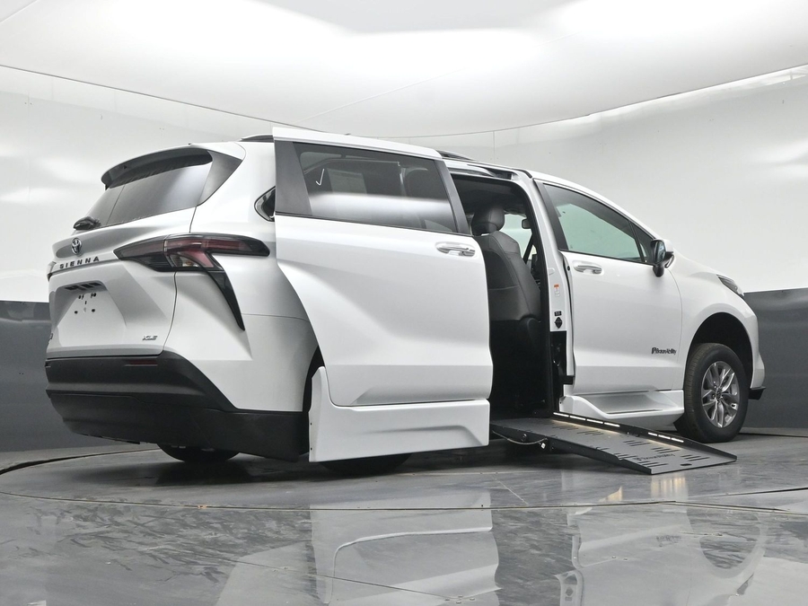 New 2026 Toyota Sienna XLE Base