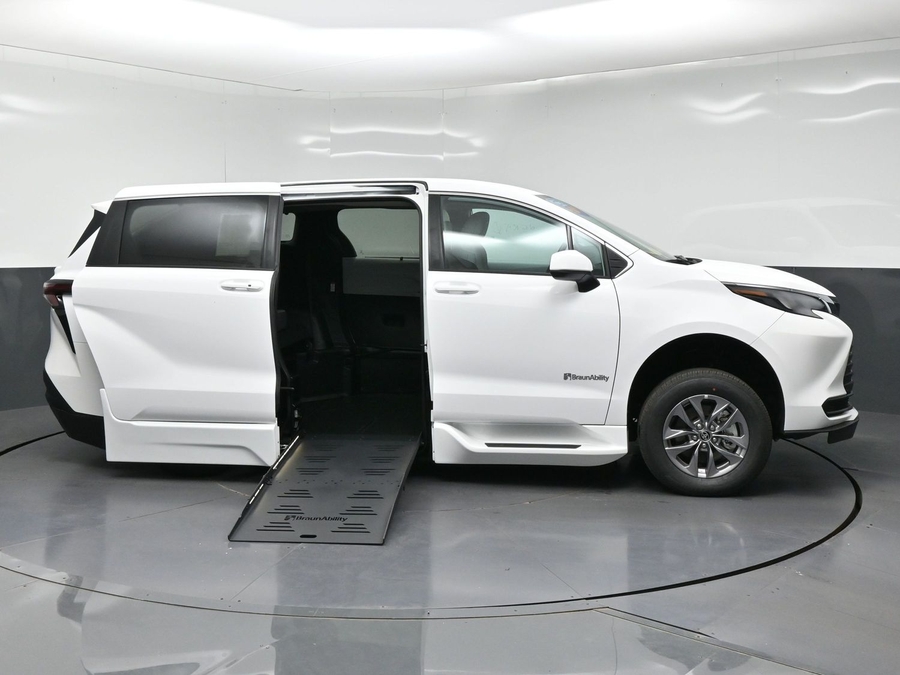 New 2026 Toyota Sienna LE
