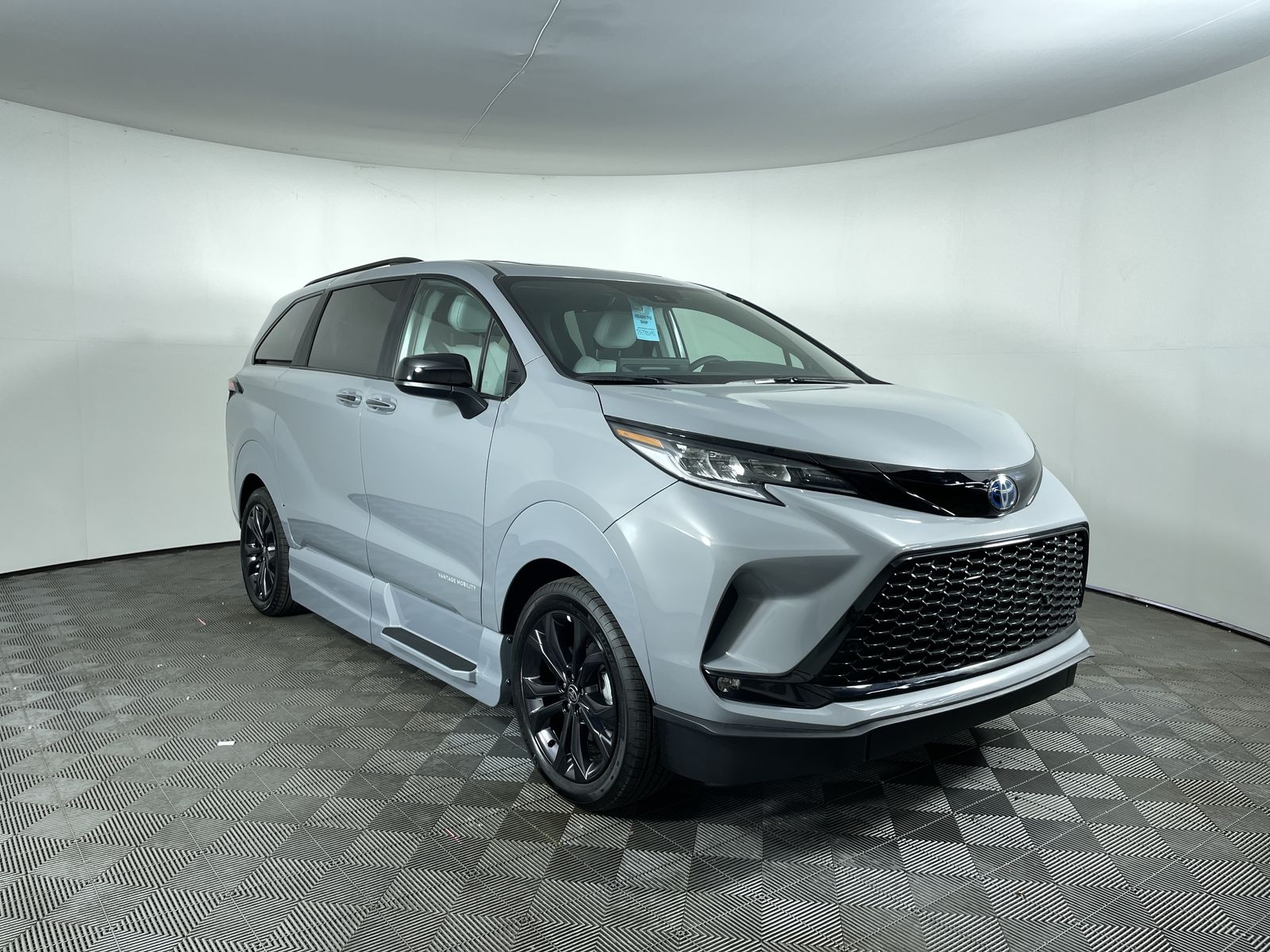 2025 Toyota Sienna XSE - Photo 24