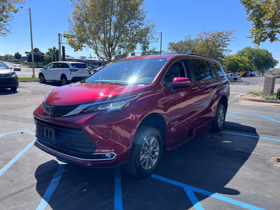 PRE OWNED 2021 Toyota Sienna XLE Plus