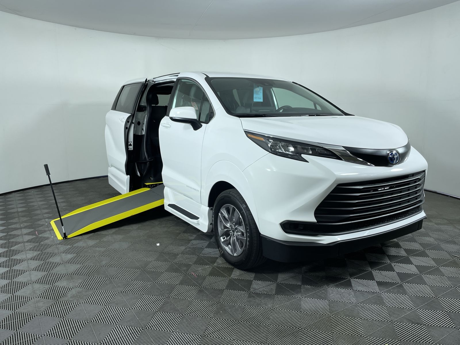 2025 Toyota Sienna LE's photo