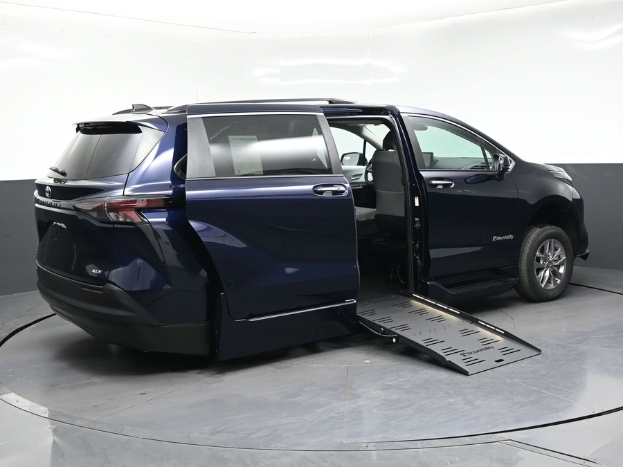 New 2026 Toyota Sienna XLE Base