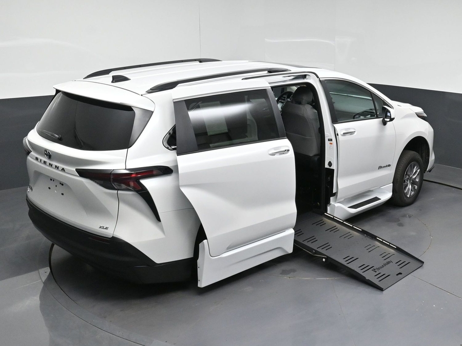 New 2026 Toyota Sienna XLE Base