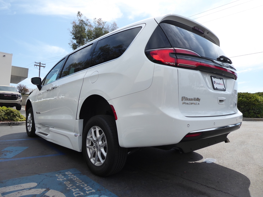 PRE OWNED 2023 Chrysler Pacifica Touring L