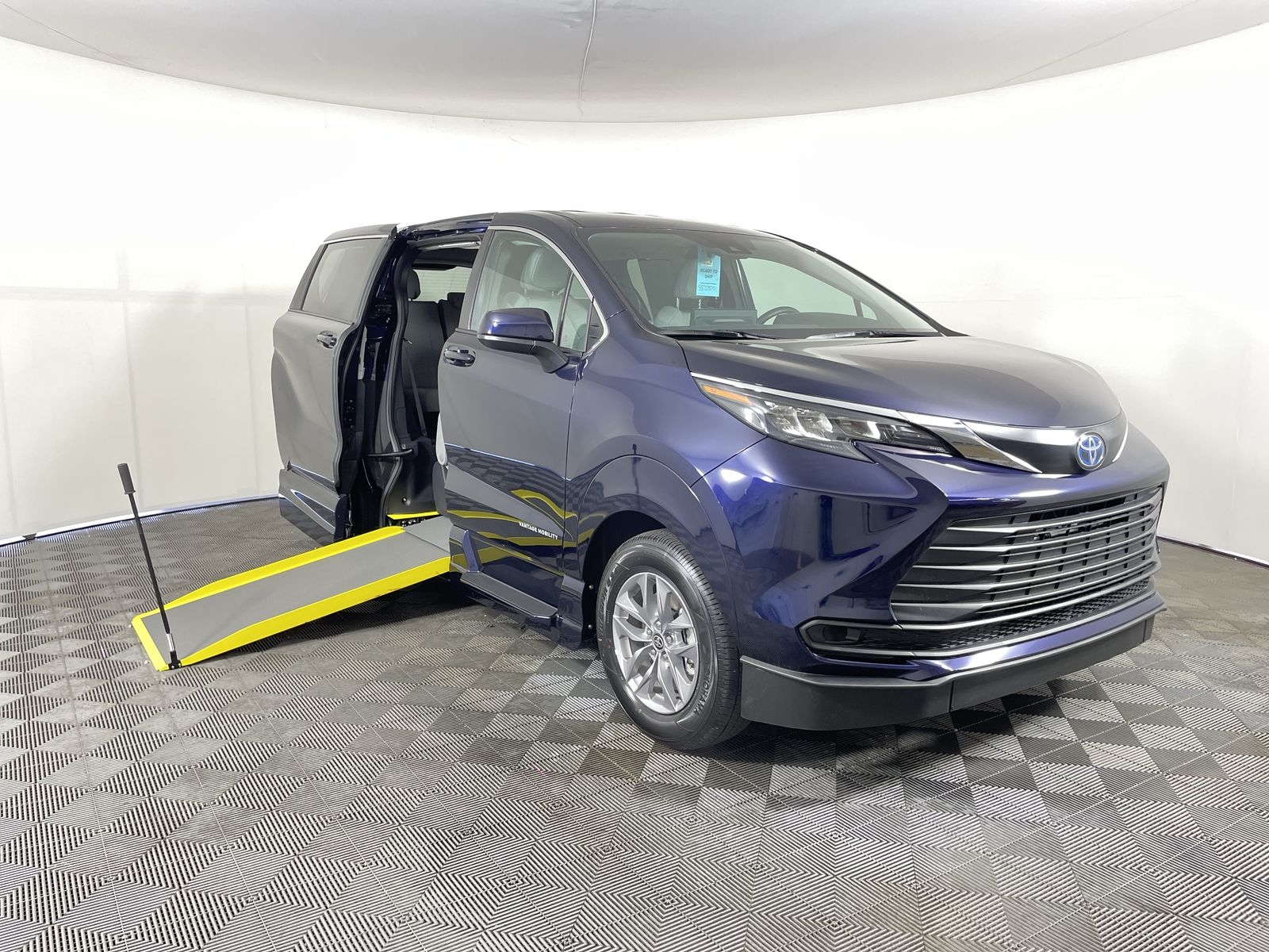 2025 Toyota Sienna LE's photo